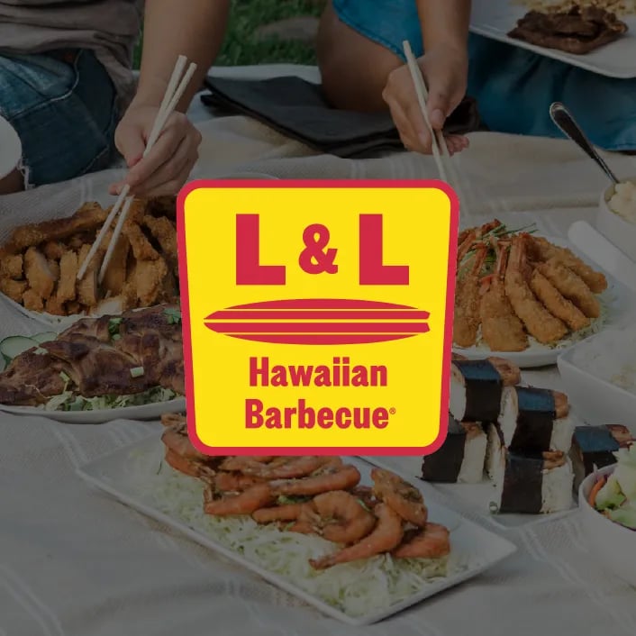 Platos de barbacoa hawaiana de L&L Hawaiian BBQ en un picnic