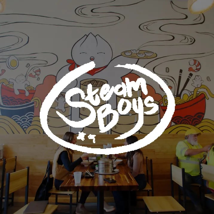 Variedad de dumplings y platos de fideos en el restaurante Steam Boys